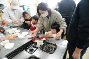 おにぎりを作っている写真 その5