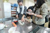 おにぎりを作っている写真 その6