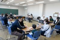 作ったおにぎりを食べている写真