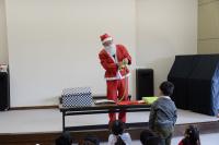 サンタクロースがマジックをしている写真 その1