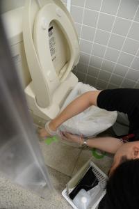 簡易トイレの準備をしている写真