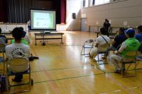 避難所運営について学習している写真