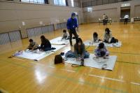 新聞紙のカレー皿を作っている写真