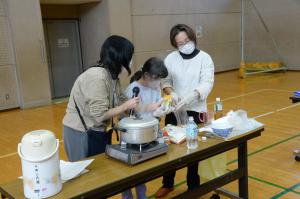 災害食を作っている写真