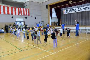 平川保育所の子どもたちによるダンスの写真