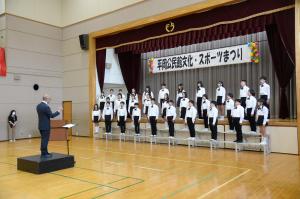平岡小学校の児童による合唱の写真