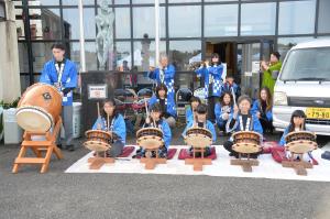 野里ばやし太鼓保存会による演奏の写真
