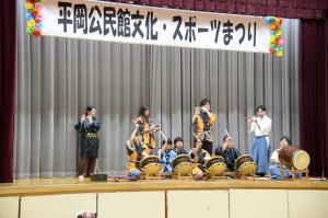 三箇太鼓保存会による演奏の写真