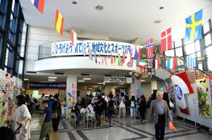 たくさんの人で賑わっているロビーの写真