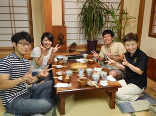 N.O.Cメンバーと会食している写真