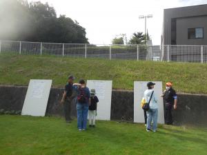 ルールを確認する親子の写真