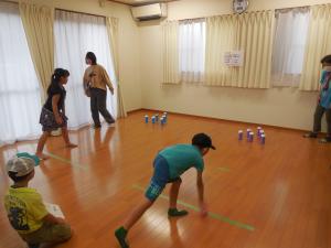 モルボを楽しむ子供の写真