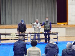 作り方を解説する講師の写真