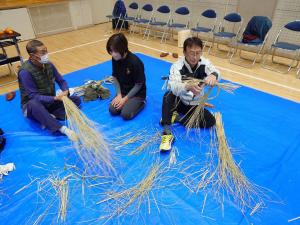 講師にマンツーマンで作り方を教わっている受講者の写真