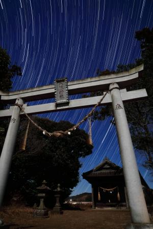 工場と星空