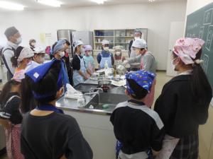 講師の手本を見る児童の写真