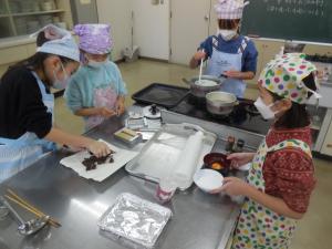 協力して調理を行う児童の写真