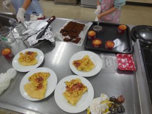 出来上がったマフィン、お好み焼きの写真