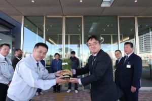 門松贈呈式の様子