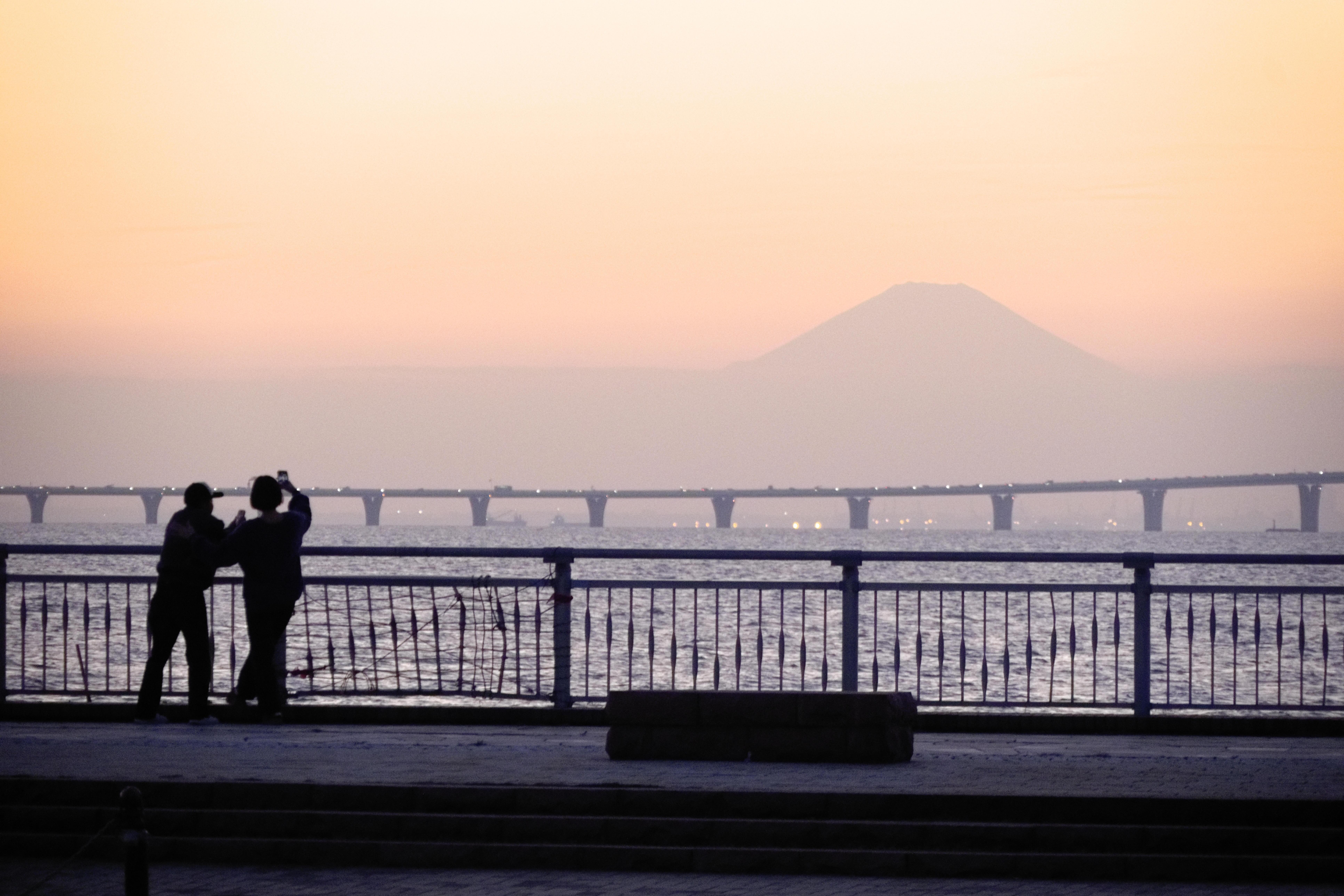 海越しの絶景に、心奪われる夕暮れの袖ケ浦