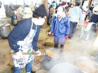 大豆を大釜からあげる