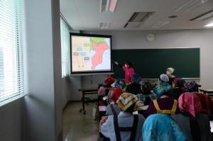 太巻き寿司の説明をしている写真