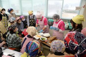 太巻き寿司の作り方を説明している写真