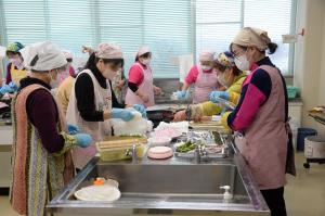 講座生が太巻き寿司を作っている写真　その1