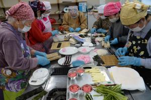 講座生が太巻き寿司を作っている写真　その2