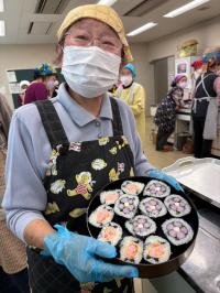 講座生とできあがった太巻き寿司の写真