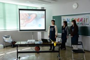 プラスチックの説明をしている写真