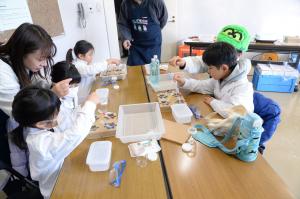 工作をしている写真　その2