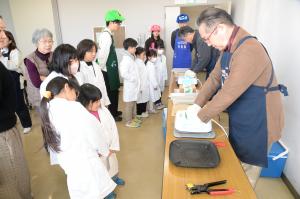 ペットボトルキャップをプレスしている写真