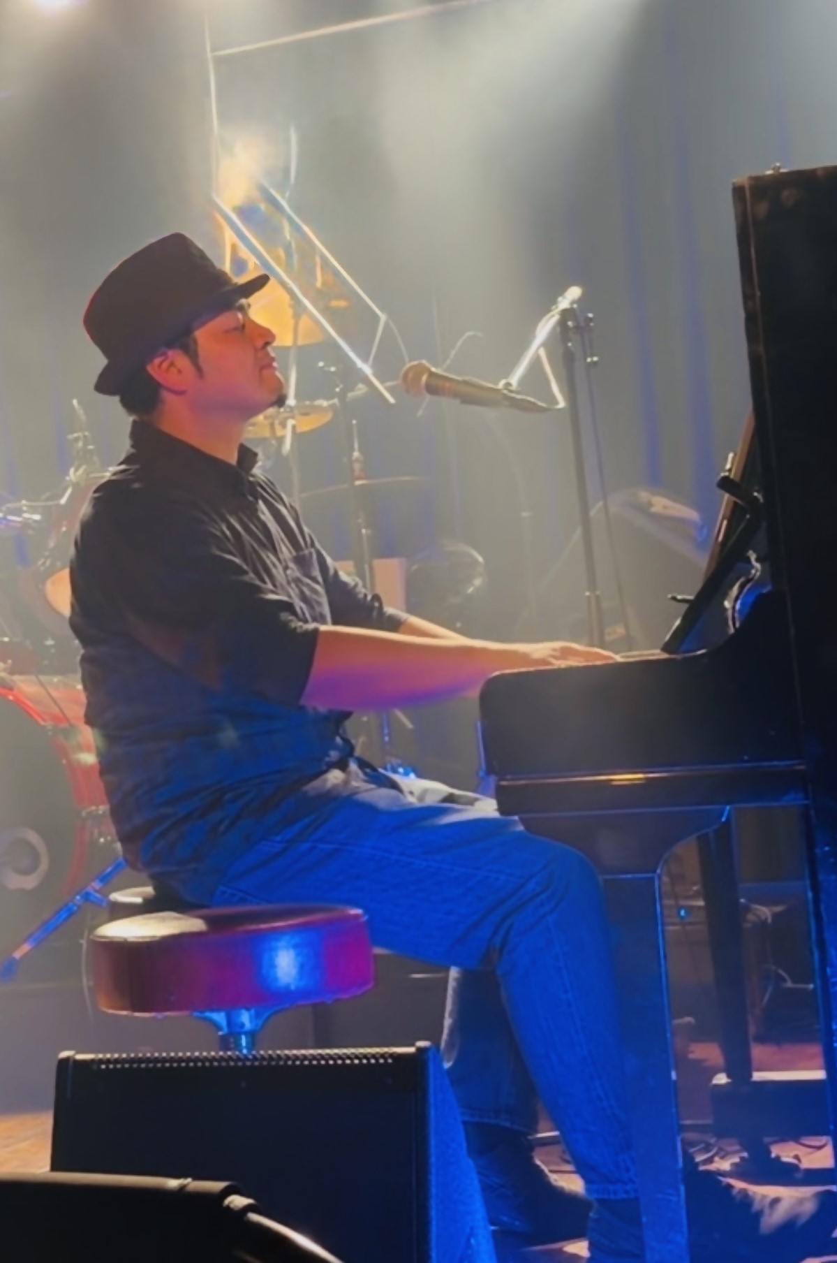 プロとして演奏をする高橋さん
