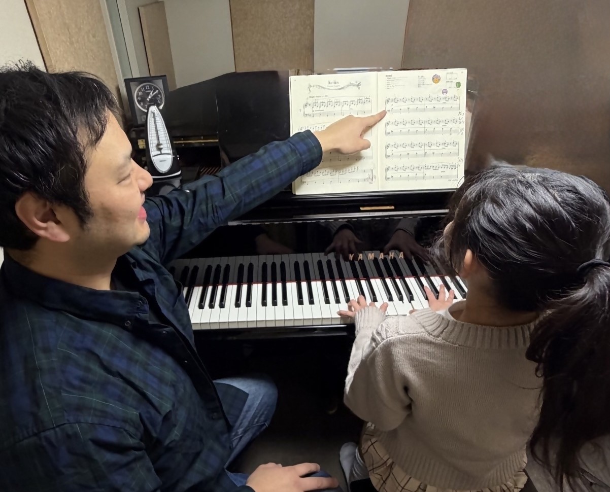 ピアノ教室で指導をする高橋さん