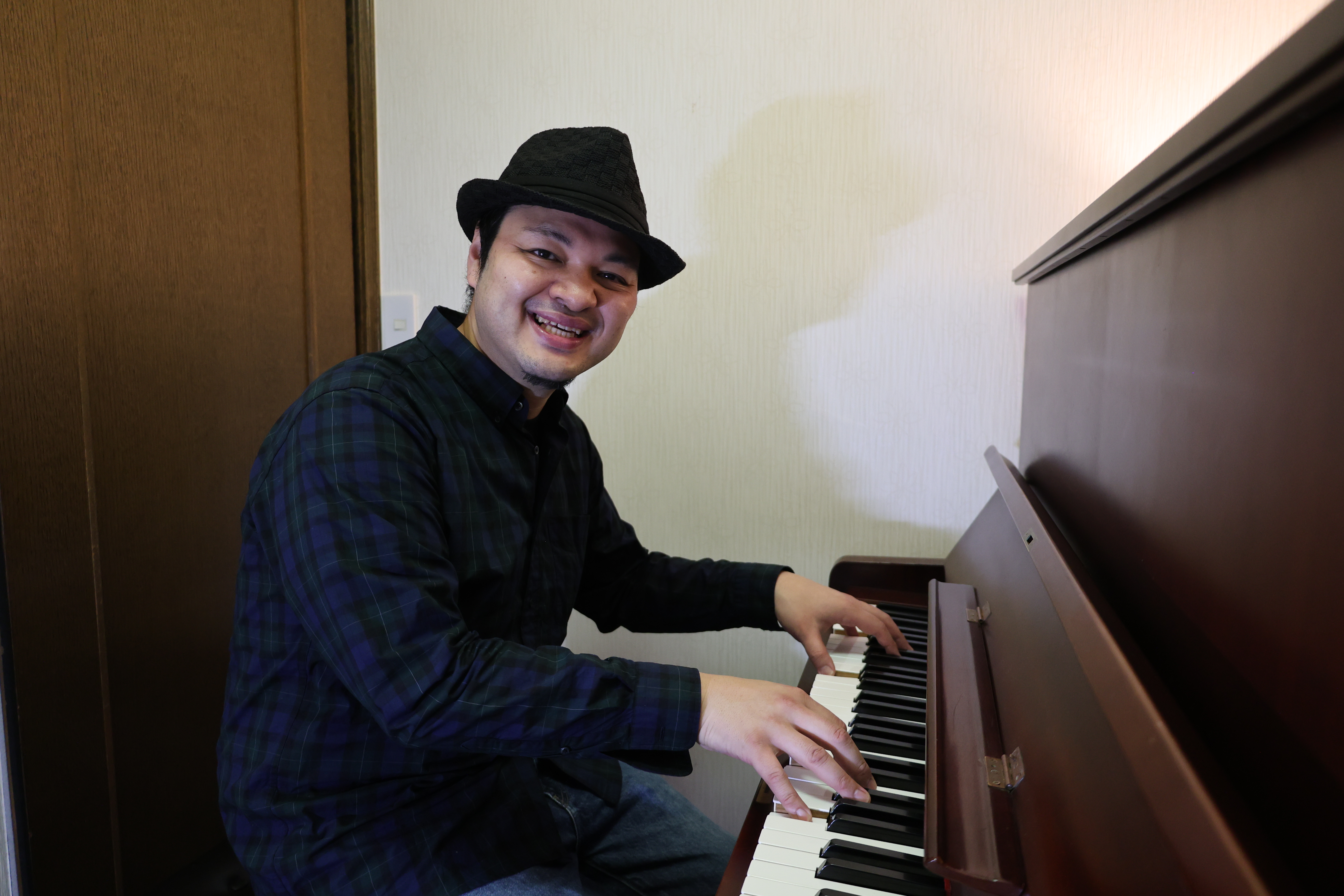 ピアノを演奏する高橋さん