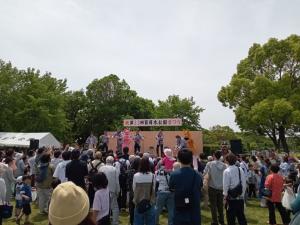 祝い餅・お菓子投げの様子の写真