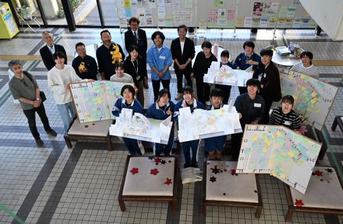 第1回ワークショップの制作物と参加者の写真