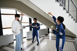 1階ロビーを調査、探検している写真