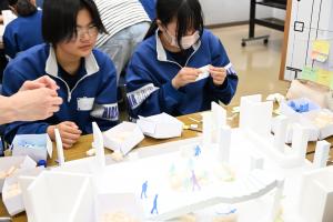 人型パーツやスタイロパーツを使って1階ロビーでやりたいこと、欲しいもの等を表現（制作）している写真