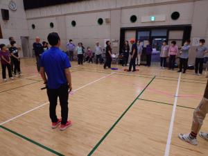 講師のレクリエーション協会から説明を受けている写真