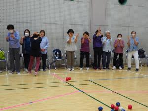 投球の結果に喜んでいる写真
