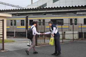 駅頭啓発の様子