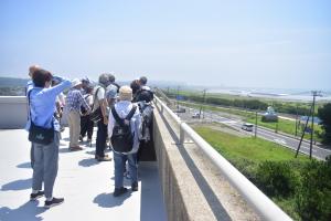 津波避難所で津波の解説を聞く様子