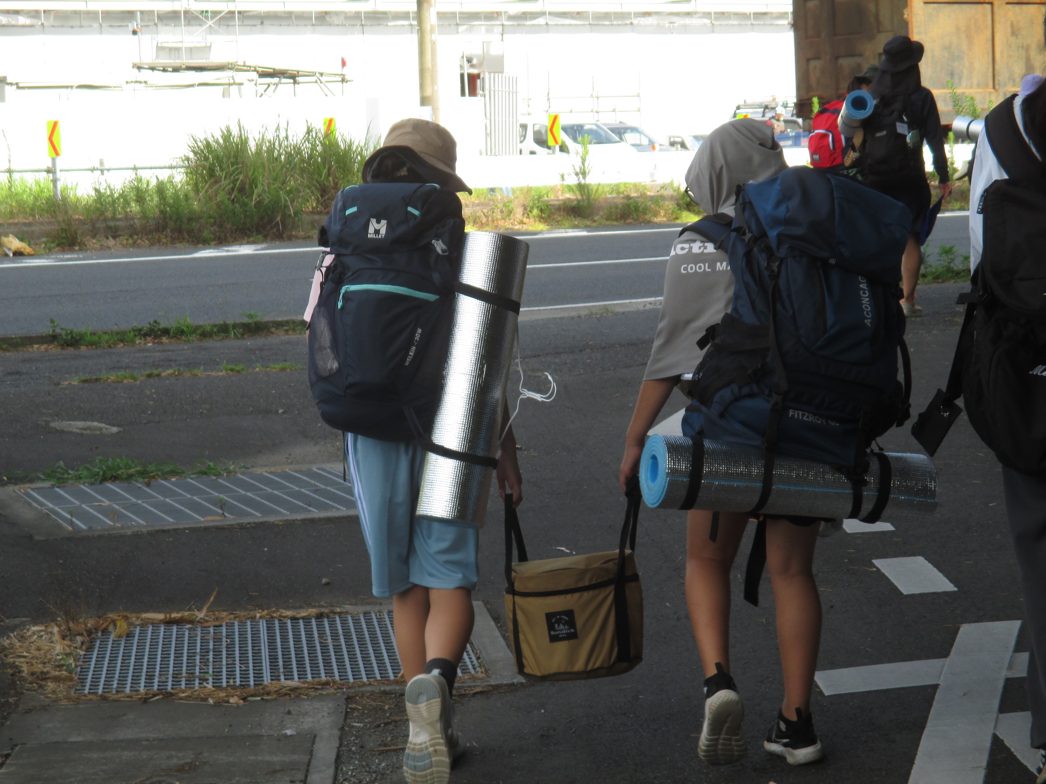 協力して荷物を持つ