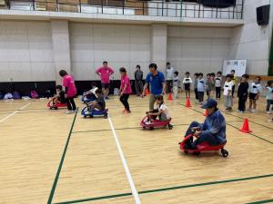 プラズマカーで遊ぶ子供たちの写真