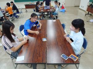 ボードゲームで遊ぶ児童の写真2