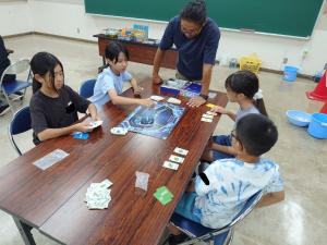 ボードゲームで遊ぶ児童の写真3