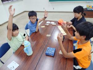 ボードゲームで遊ぶ児童の写真4