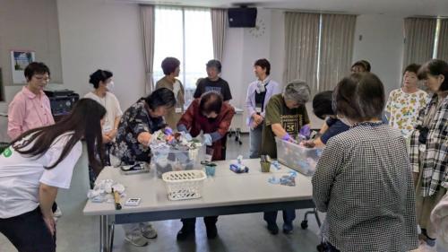 リチウム電池などの異物を探している様子